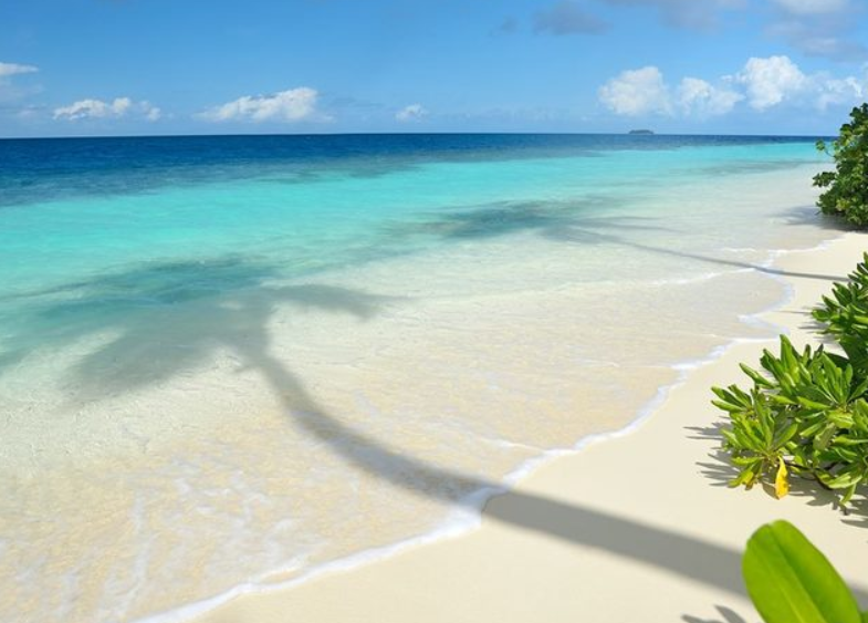 Пляж отеля Robinson Club Maldives